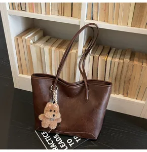 Bolso tote marrón clásico de gran capacidad con llavero de perrito de peluche para trabajo.