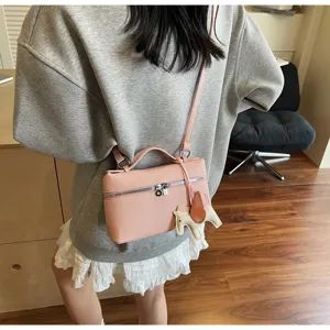 Bolso bandolera de piel rosa para mujer bolso caja casual de moda con colgante.