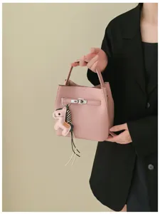 Rosa Litchi-Struktur Leder Eimer Handtasche mit Metallschloss und charmantem Pferdeanhänger für Frauen.