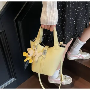 Bolso cubo amarillo con textura de lichi detalle, elegante bolso informal con accesorio.