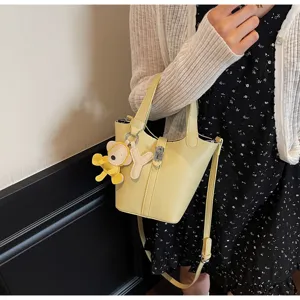 Bolso cubo amarillo con patrón de lichi y colgante de oso bonito para mujer bandolera.