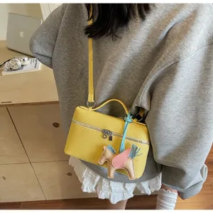 Elegante bolso bandolera cuadrado amarillo para mujer, bolso chic con colgante pegaso.