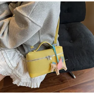 Bolso de mano vanity de cuero amarillo estilo coreano con dije de caballo alado lindo para mujeres.