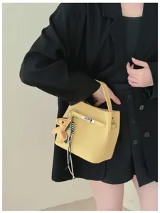 Schicke gelbe Leder-Eimer-Tasche mit Henkel und Metallschloss, stilvolle Damen-Umhängetasche