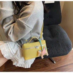 Bolso bandolera pequeno de cuero amarillo estilo coreano con bonito abalorio de caballo.