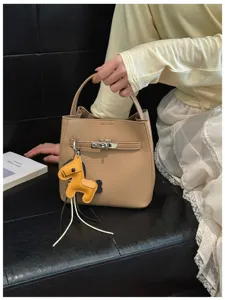 Chicke Eimer Tasche aus Leder mit Henkel und süßem gelbem Pferde-Anhänger für Damen.