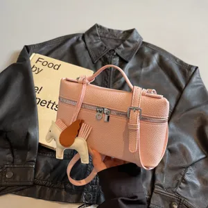 Bolso bandolera de cuero texturizado rosa con colgante de caballo lindo para mujeres.