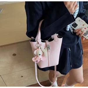 Bolso bombonera rosa de piel sintética, elegante bolso cruzado informal con lindo colgante.