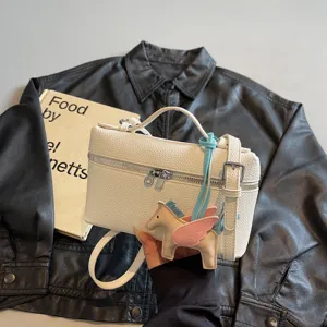 Bolso de mano estructurado en cuero blanco con charm de pegaso bolso cruzado elegante mujer