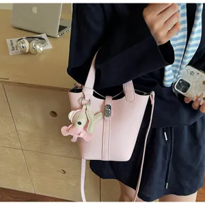 Bolso cubo rosa con dije de oso, bolso de mano casual y cruzado para mujer elegante.