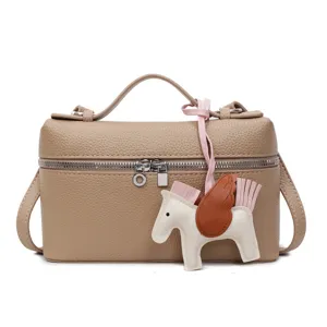 Bolso bandolera estructurado de cuero elegante con bonito colgante de pegaso vista principal