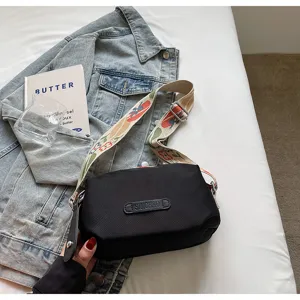 Zwarte oxford stoffen crossbody tas voor dames met kleurrijke brede schouderband voor dagelijks.