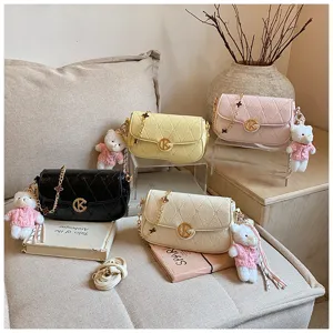 Bolso bandolera acolchado para mujer elegante bolso de PU con bonito colgante de oso.