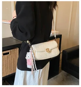 Chic bolso de hombro acolchado blanco para mujer, elegante bolso de axila con colgante oso.