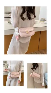 Bolso de hombro acolchado rosa para mujer, bandolera elegante con lindo dije de osito.