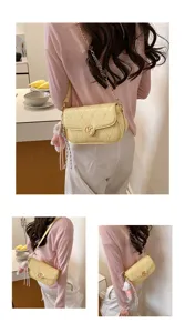 Bolso bandolera acolchado amarillo con cadena y colgante lindo, bolso elegante para mujeres.