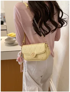 Bolso de hombro acolchado amarillo con correa de cadena y diseño de trébol moda mujer.