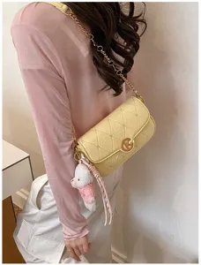 Bolso acolchado de hombro con correa de cadena y lindo dije de oso, vista detallada.