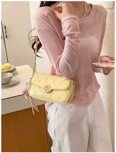 Bolso de hombro acolchado amarillo para mujer, elegante bolso cruzado con cadena chic.