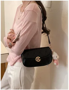 Detalle de bolso de hombro acolchado chic, accesorio de moda elegante para mujer.
