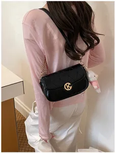 Vista detallada del bolso de hombro negro acolchado para mujer con cadena elegante.