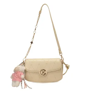 Bolso de hombro acolchado beige para mujer, bolso cruzado elegante con cadena.