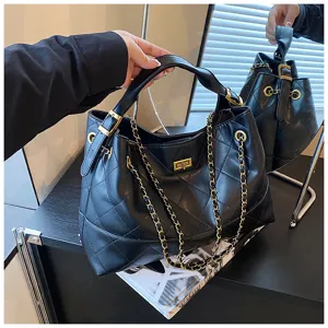 Bolso tote negro acolchado con correa de cadena dorada y cierre elegante para uso diario.