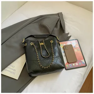 Bolso de hombro negro acolchado con cadena elegante y cierre de giro para mujeres.