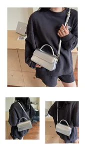Détail du sac à main argenté élégant avec finition métallique et bandoulière réglable.