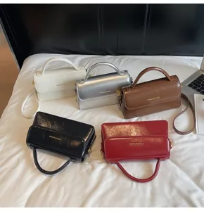 Vue détaillée de sacs à bandoulière tendance pour femme en cuir PU avec plusieurs coloris.