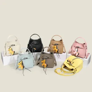 Elegante Damen Eimer Tasche aus Leder mit Pferdeanhänger, schöne modische Umhängetasche.