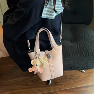 Bolso Cubo de Piel Lichi Mujer Rosa Bandolera Casual con Encantador Colgante