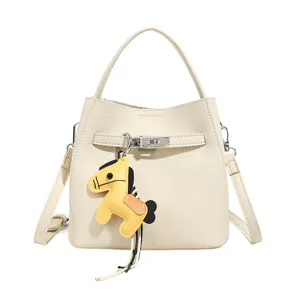 Elegante Eimer Handtasche aus Leder mit Henkel und süßem Pferdeanhänger für Damen.