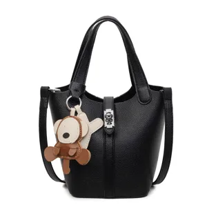 Bolso cubo de cuero negro con patrón de lichi y bonito colgante de animal para mujer.