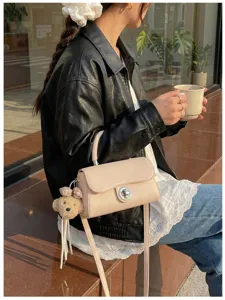 Borsa a tracolla quadrata chic da donna con chiusura a torsione e ciondolo orsetto