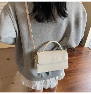Sac bandoulière élégant pour femme avec poignée en beige, design stylé pour un usage quotidien.