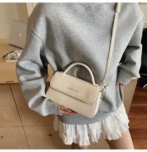 Sac à bandoulière élégant pour femme vue détaillée, petit sac à main blanc chic pour usage quotidien.