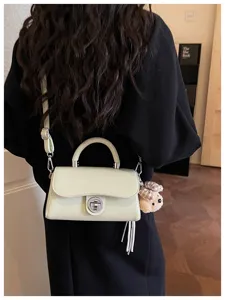 Borsa a tracolla chic da donna con chiusura a girello elegante e cinturino regolabile.