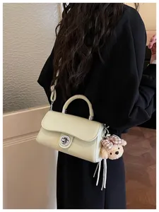 Borsa a tracolla chic da donna con serratura in metallo e simpatico ciondolo orsetto di peluche.