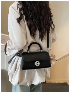 Borsa a tracolla chic in pelle nera con chiusura metallica, ideale per il lavoro quotidiano.