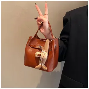 Elegante borsa a secchiello in pelle marrone con ciondolo cane borsa casual da donna