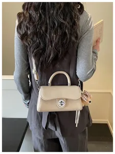 Borsa a tracolla beige chic da donna, elegante borsa con chiusura a girello e ciondolo.
