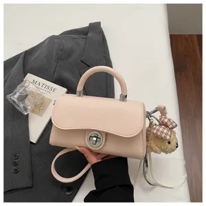Borsa a tracolla quadrata rosa testurizzata dettaglio, elegante borsa con ciondolo orsetto.