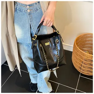 Bolso tote negro acolchado clásico para mujer, elegante bolso de hombro con cadena chic.