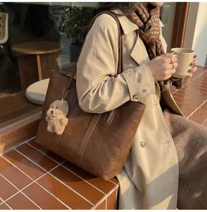 Borsa a tracolla retrò in pelle PU marrone con ciondolo orsetto, grande borsa donna.