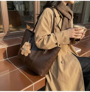 Borsa shopper in pelle marrone scuro rétro da donna, grande borsa a spalla elegante e pratica.