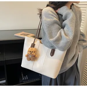 Borsa tote beige minimalista chic con ciondolo orsetto carino, grande borsa a spalla da donna.