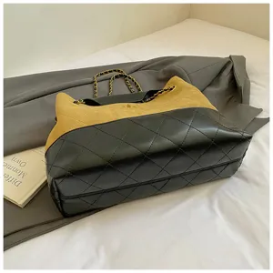 Chic bolso de mano de ante acolchado con cadena para mujer, elegante bolso bandolera.