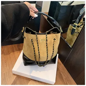 Bolso bandolera acolchado de ante y cuero con correa de cadena y elegante cierre de giro.