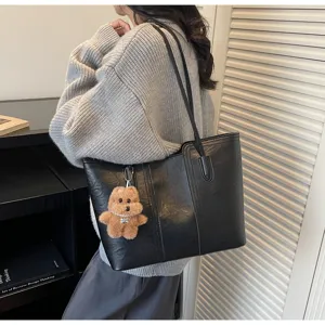 Borsa a tracolla nera da donna in pelle retrò con ciondolo a orsetto, grande capacità.